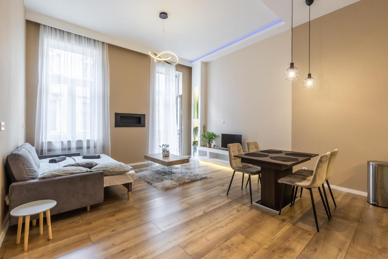Csengery Deluxe Home With Balcony Boedapest Buitenkant foto